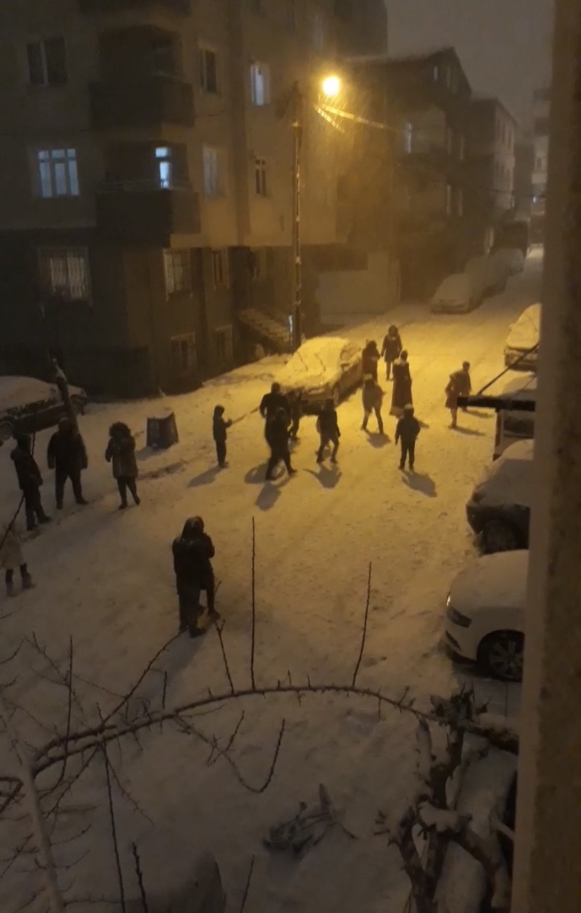 Pendik’te kar yağışı akşam saatleri itibariyle şiddetini arttırdı. Kar yağışını fırsat bilen çocuklar sokaklara akın etti. Karın keyfini çıkaran ...