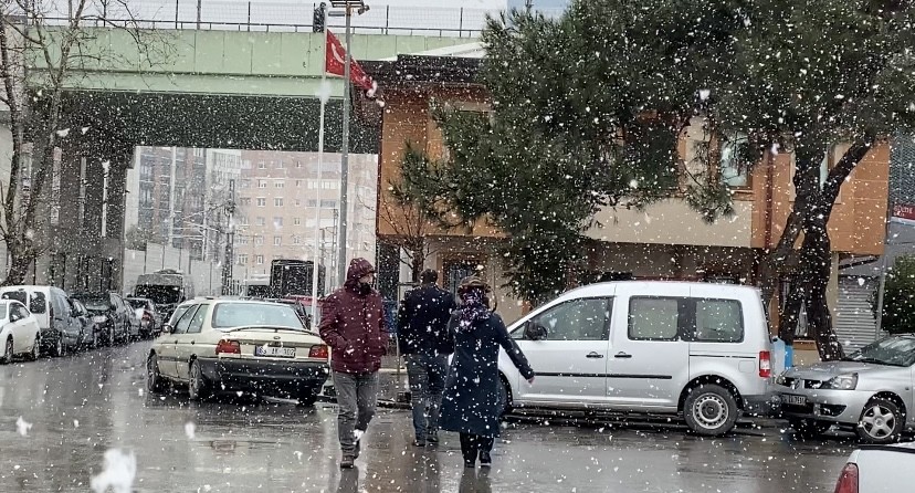 Pendik’te lapa lapa kar yağdı, vatandaşlar zor anlar yaşadı Kar yağışı, İstanbul’da etkili olmaya devam ediyor. Anadolu Yakasının çeşitli ilçelerinde etkili olan kar yağışı, Pendik’te de etkisini arttırdı ...