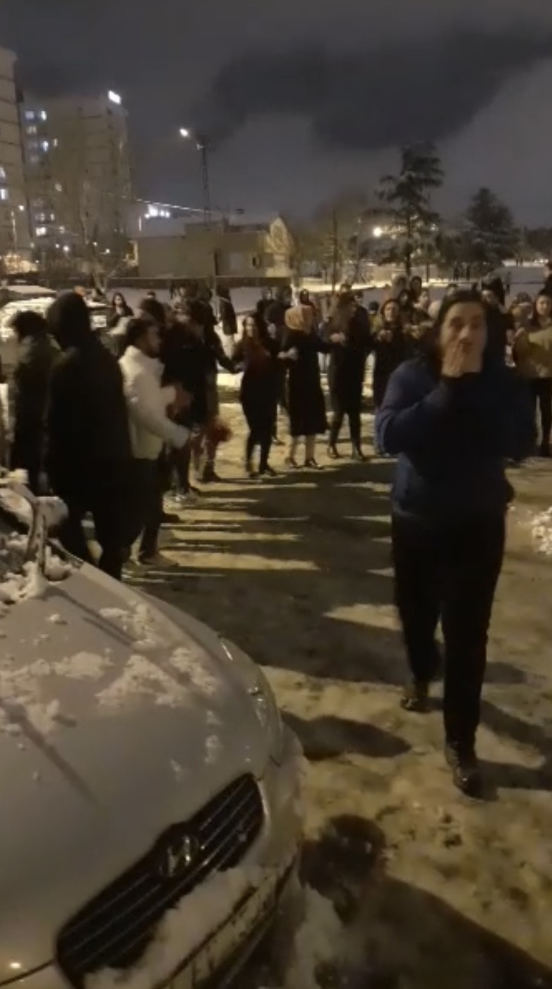 Pendik’te yağan karın altında halay çektiler Pendik’te vatandaşlar, kar yağışının altında halay çekip oynadı. Karın keyfini doyasıya çıkaran vatandaşların renkli anları cep telefonu ...