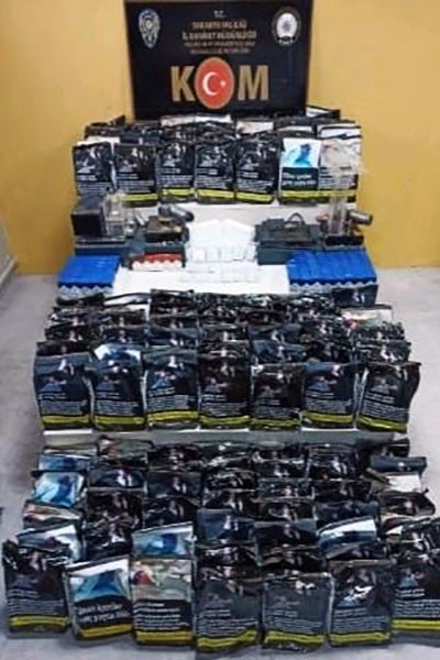 Polis ekiplerince 90 santimetre uzunluğunda kılıç ele geçirildi Sakarya’da polis ekiplerince Şubat ayı içerisinde kaçakçılık ve organize suç örgütlerine yönelik yapılan çalışmalarda 14 milyon 511 bin 200 adet ...