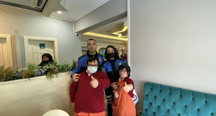 Polis ekiplerinden down sendromlu çocuklara anlamlı ziyaret Toplum Destekli Polislik Şube Müdürlüğü ekipleri, Down Sendromu Farkındalık Günü dolayısıyla Üsküdar ilçesinde bulunan ve down sendromlu ...