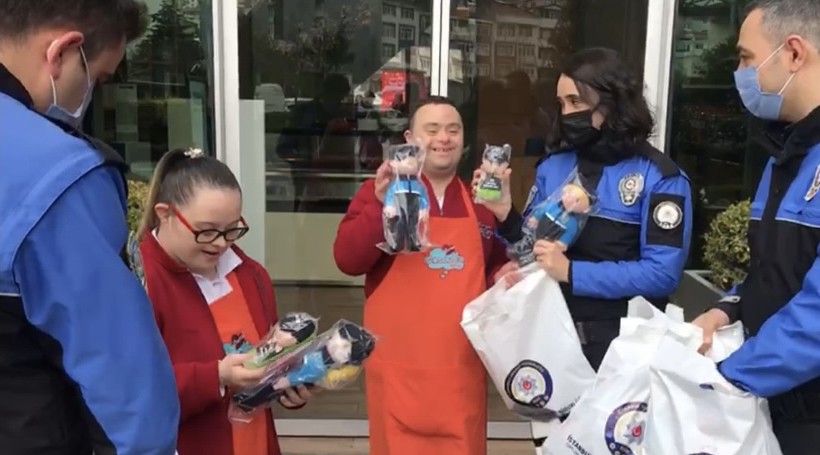 Polis ekiplerinden down sendromlu çocuklara anlamlı ziyaret Toplum Destekli Polislik Şube Müdürlüğü ekipleri, Down Sendromu Farkındalık Günü dolayısıyla Üsküdar ilçesinde bulunan ve down sendromlu ...