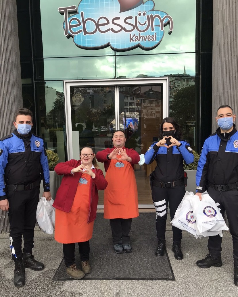 Polis ekiplerinden down sendromlu çocuklara anlamlı ziyaret Toplum Destekli Polislik Şube Müdürlüğü ekipleri, Down Sendromu Farkındalık Günü dolayısıyla Üsküdar ilçesinde bulunan ve down sendromlu ...