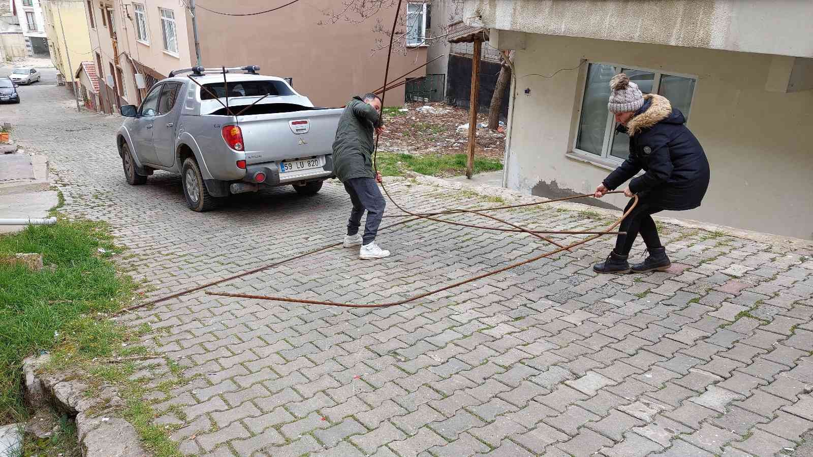Polis gibi hırsızları kovaladı: Kıstırılan hırsızlar, çareyi çaldıkları malı bırakmakta buldu Tekirdağ’da kendisine ait inşaat alanında demir çalan kamyonetin peşine düşen bir vatandaş, polisten önce hırsızları dar sokaklarda kıstırıp 10 ...