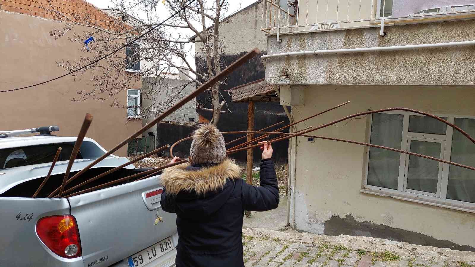 Polis gibi hırsızları kovaladı: Kıstırılan hırsızlar, çareyi çaldıkları malı bırakmakta buldu Tekirdağ’da kendisine ait inşaat alanında demir çalan kamyonetin peşine düşen bir vatandaş, polisten önce hırsızları dar sokaklarda kıstırıp 10 ...