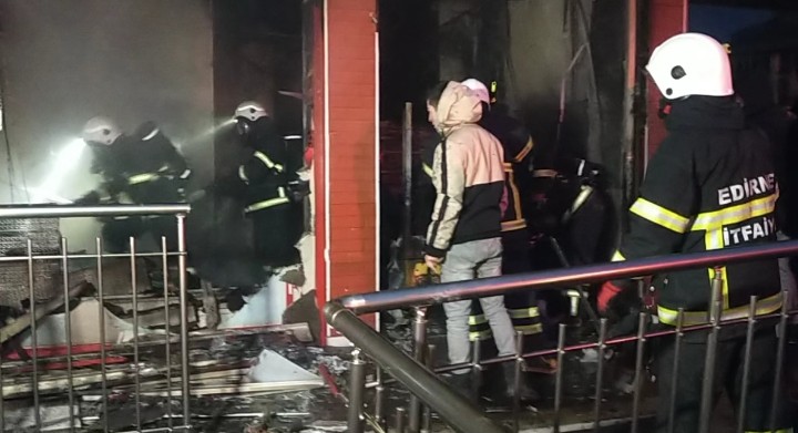 Polis kapı kapı dolaşıp uyandırdı, dumanların sardığı binada yaşayanlar tahliye edildi Edirne’de 6 katlı bir binanın alt katında bulunan marketin deposunda çıkan yangında her şey küle döndü. Dumanların sardığı binada bulunan ...
