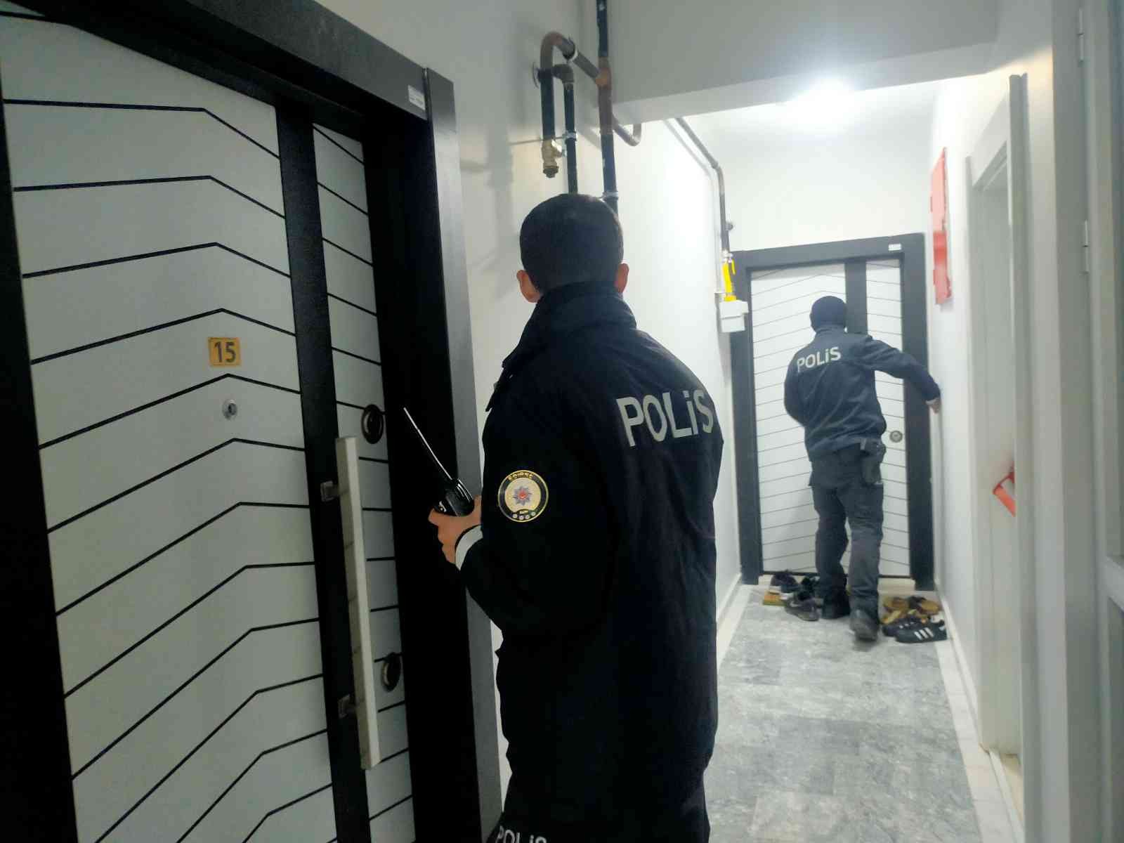 Polis kapı kapı dolaşıp uyandırdı, dumanların sardığı binada yaşayanlar tahliye edildi Edirne’de 6 katlı bir binanın alt katında bulunan marketin deposunda çıkan yangında her şey küle döndü. Dumanların sardığı binada bulunan ...