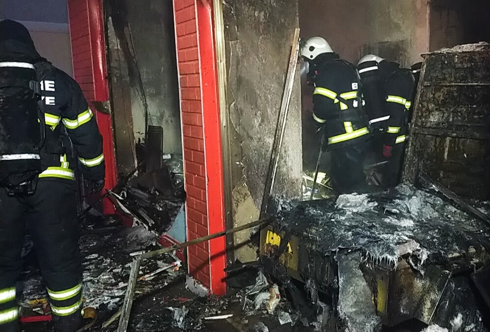 Polis kapı kapı dolaşıp uyandırdı, dumanların sardığı binada yaşayanlar tahliye edildi Edirne’de 6 katlı bir binanın alt katında bulunan marketin deposunda çıkan yangında her şey küle döndü. Dumanların sardığı binada bulunan ...