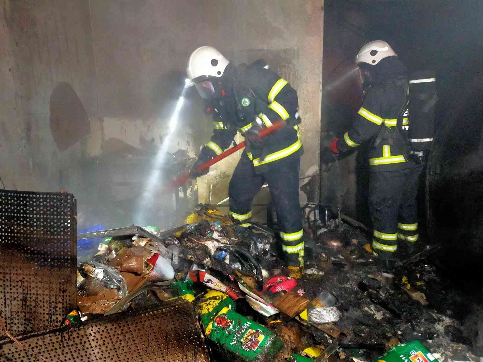 Polis kapı kapı dolaşıp uyandırdı, dumanların sardığı binada yaşayanlar tahliye edildi Edirne’de 6 katlı bir binanın alt katında bulunan marketin deposunda çıkan yangında her şey küle döndü. Dumanların sardığı binada bulunan ...