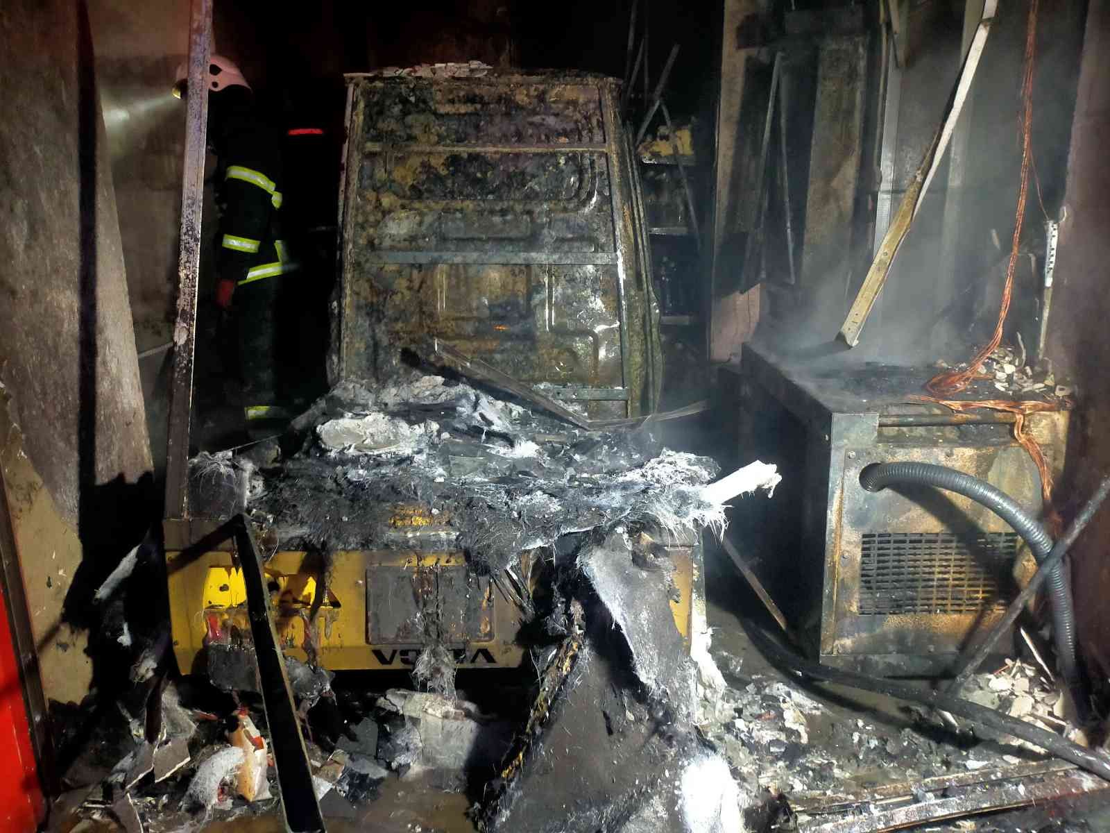 Polis kapı kapı dolaşıp uyandırdı, dumanların sardığı binada yaşayanlar tahliye edildi Edirne’de 6 katlı bir binanın alt katında bulunan marketin deposunda çıkan yangında her şey küle döndü. Dumanların sardığı binada bulunan ...