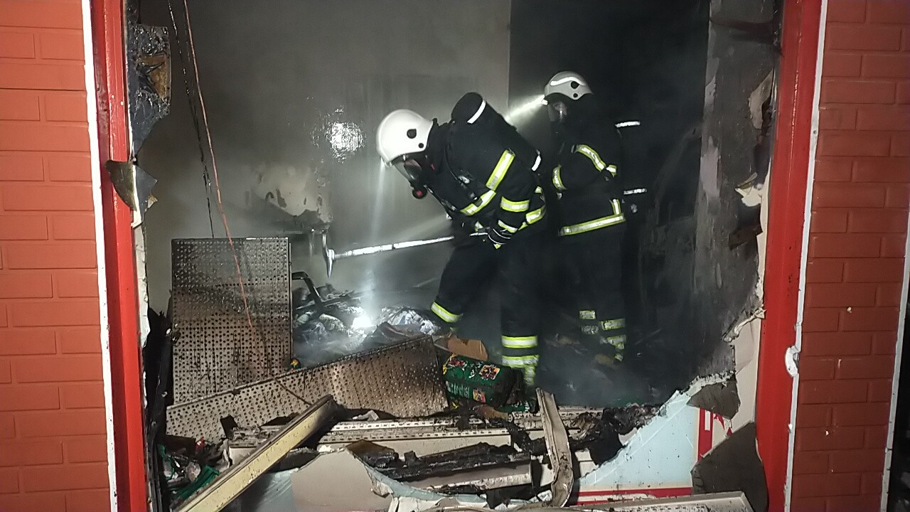 Polis kapı kapı dolaşıp uyandırdı, dumanların sardığı binada yaşayanlar tahliye edildi Edirne’de 6 katlı bir binanın alt katında bulunan marketin deposunda çıkan yangında her şey küle döndü. Dumanların sardığı binada bulunan ...