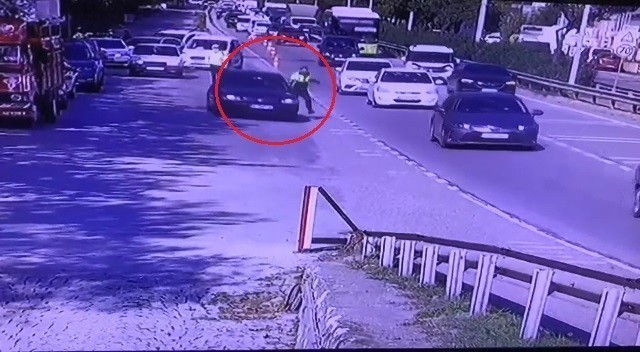 Polis memurunu sürükleyerek yaralayan sanık hakkında iddianame hazırlandı Kocaeli’de uygulama noktasından otomobiliyle kaçmaya çalışırken kendisini durdurmaya çalışan polisi memurunu 30 metre sürükleyerek yaralayan ...