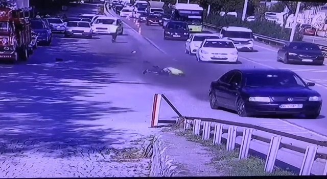 Polis memurunu sürükleyerek yaralayan sanık hakkında iddianame hazırlandı Kocaeli’de uygulama noktasından otomobiliyle kaçmaya çalışırken kendisini durdurmaya çalışan polisi memurunu 30 metre sürükleyerek yaralayan ...