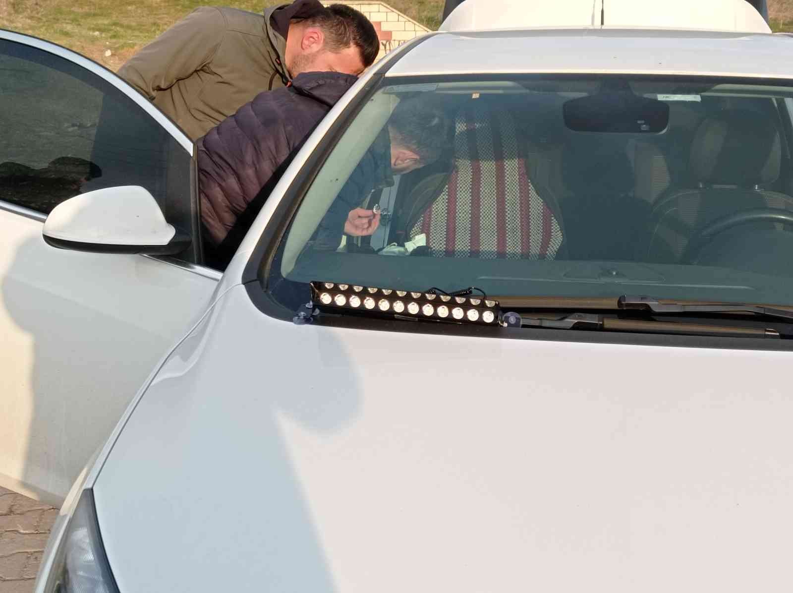 Polisin ’dur’ ihtarına uymayan arabada polis çakarı ve kesici aletler bulundu Tekirdağ’ın Malkara ilçesinde polisin ’dur’ ihtarına uymayan otomobil, kovalamaca sonunda hastane yolunda durduruldu. Araçta yapılan aramada ...