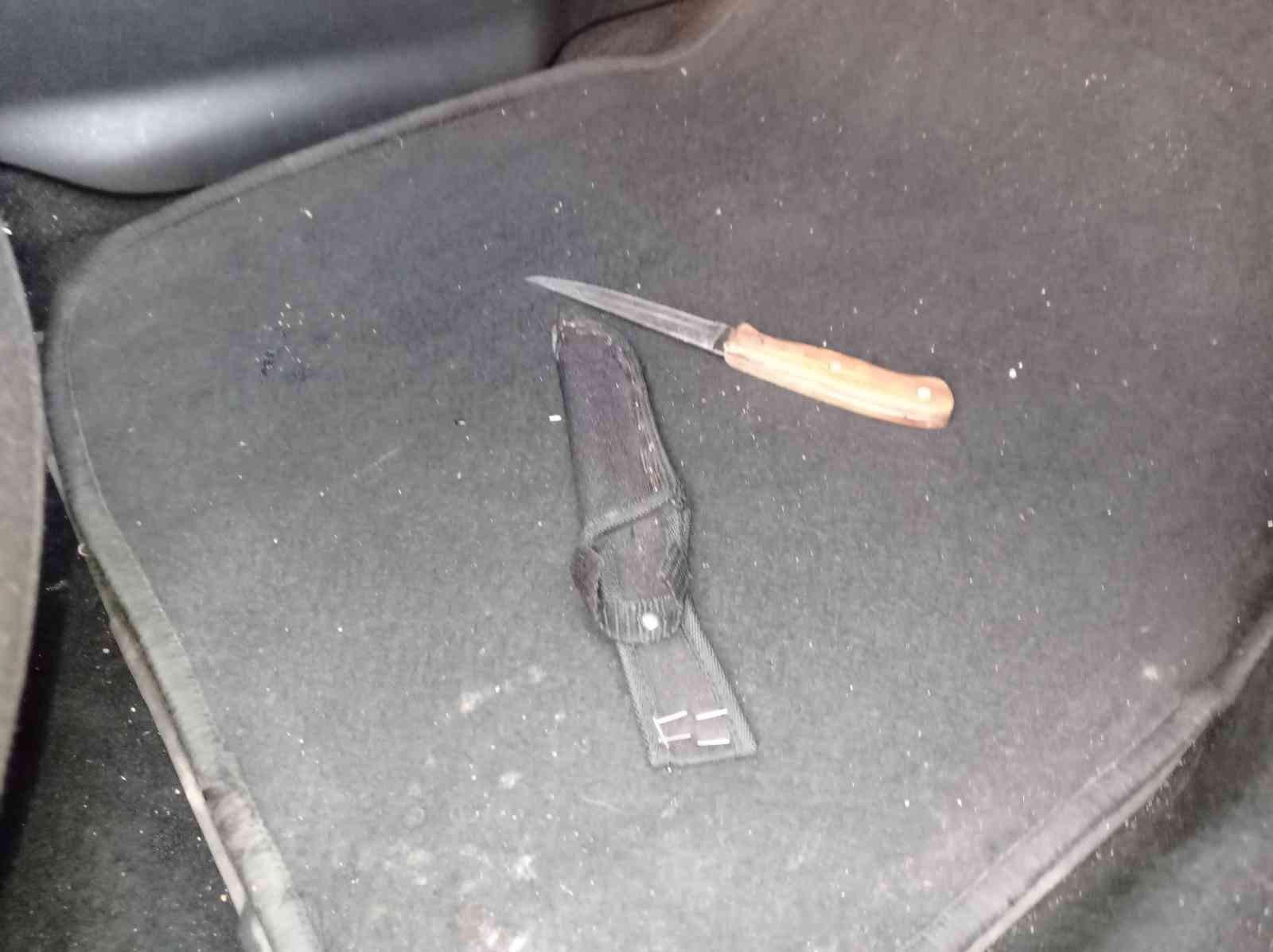 Polisin ’dur’ ihtarına uymayan arabada polis çakarı ve kesici aletler bulundu Tekirdağ’ın Malkara ilçesinde polisin ’dur’ ihtarına uymayan otomobil, kovalamaca sonunda hastane yolunda durduruldu. Araçta yapılan aramada ...