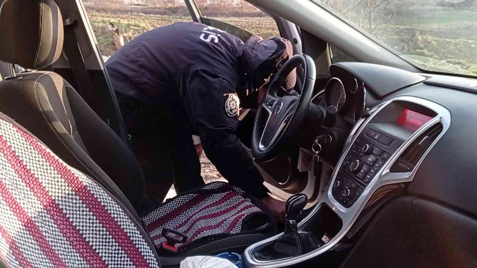 Polisin ’dur’ ihtarına uymayan arabada polis çakarı ve kesici aletler bulundu Tekirdağ’ın Malkara ilçesinde polisin ’dur’ ihtarına uymayan otomobil, kovalamaca sonunda hastane yolunda durduruldu. Araçta yapılan aramada ...