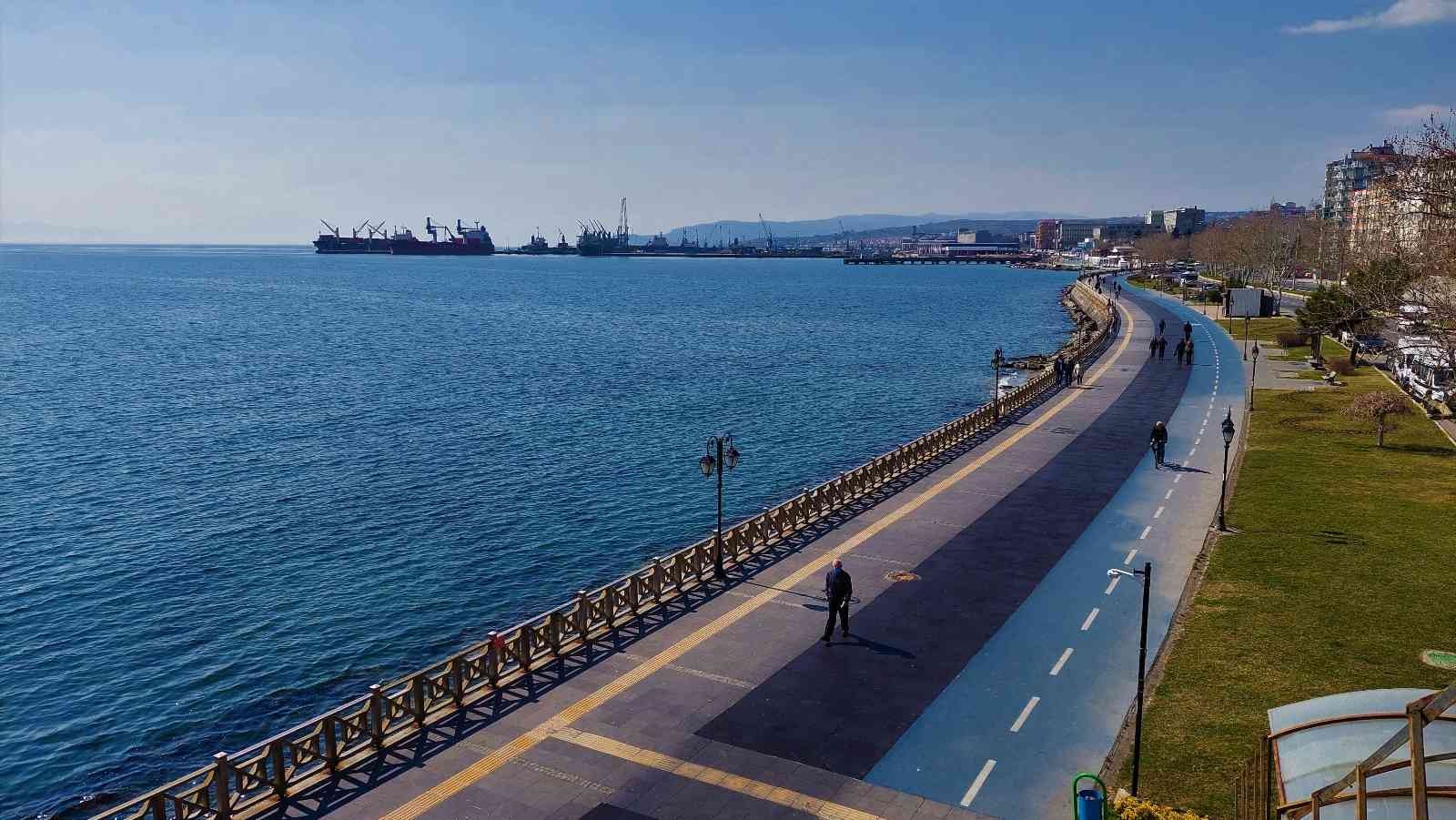 Poyraz dindi, balıkçılar denize açılmaya başladı Marmara Denizi’nde günlerdir süren poyrazın etkisini kaybetmesiyle Tekirdağ’ın Süleymanpaşa ilçesindeki balıkçılar, denize açılmaya başlarken ...