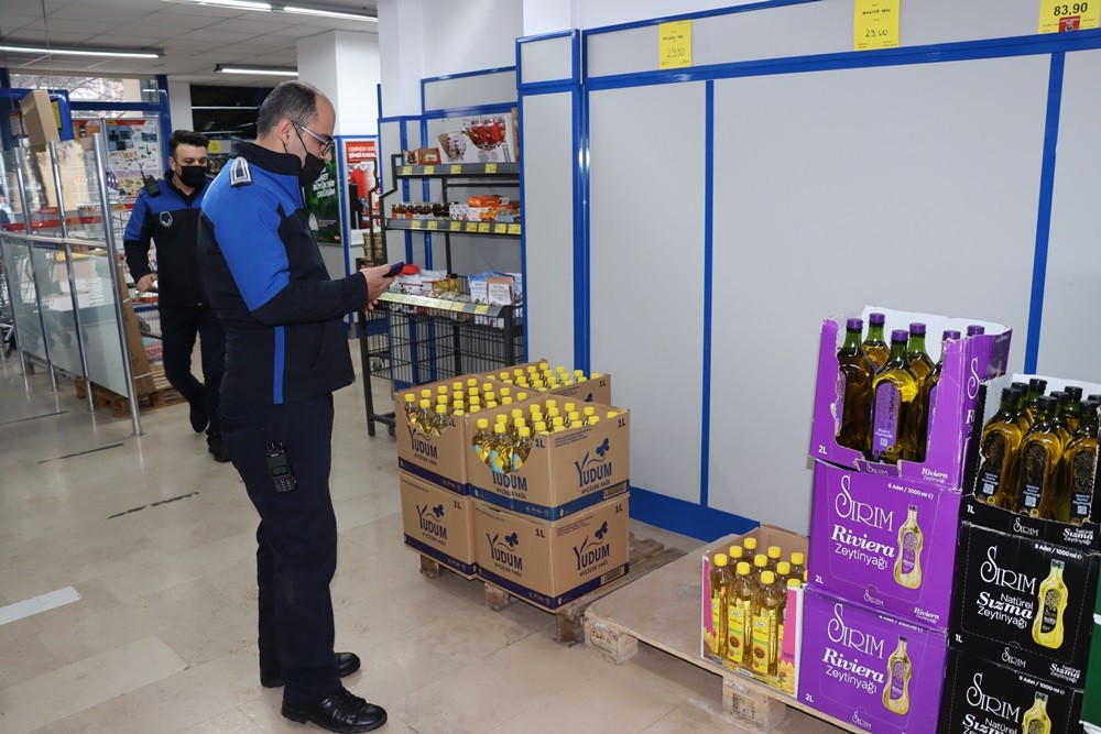 Yalova’da zabıta ekipleri, şehir merkezinde bulunan zincir ve yerel marketlerde ayçiçek yağı denetimi gerçekleştirdi. Denetimlerde 5 litrelik ...