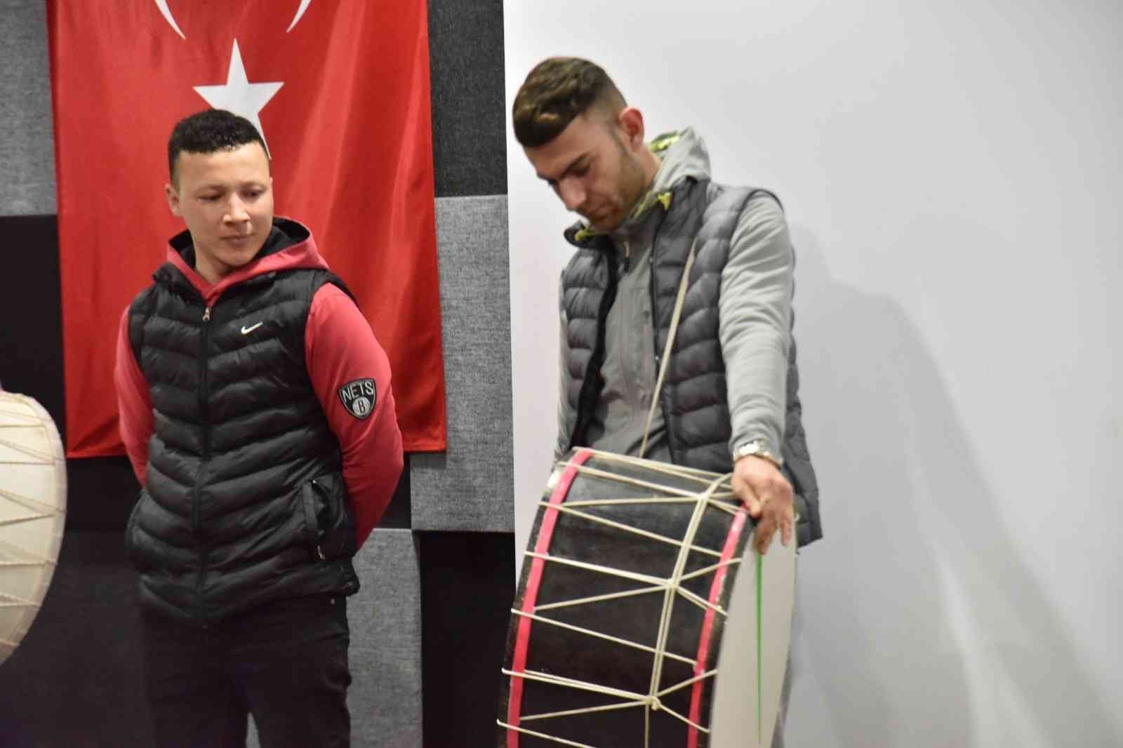 Ramazan öncesi davulcular maniler eşliğinde hünerlerini sergiledi Bilecik’te yaklaşan ramazan ayı öncesi davulcular maniler eşliğinde hünerlerini sergiledi. Bilecik’te her yıl olduğu gibi bu ramazan ayında da ...