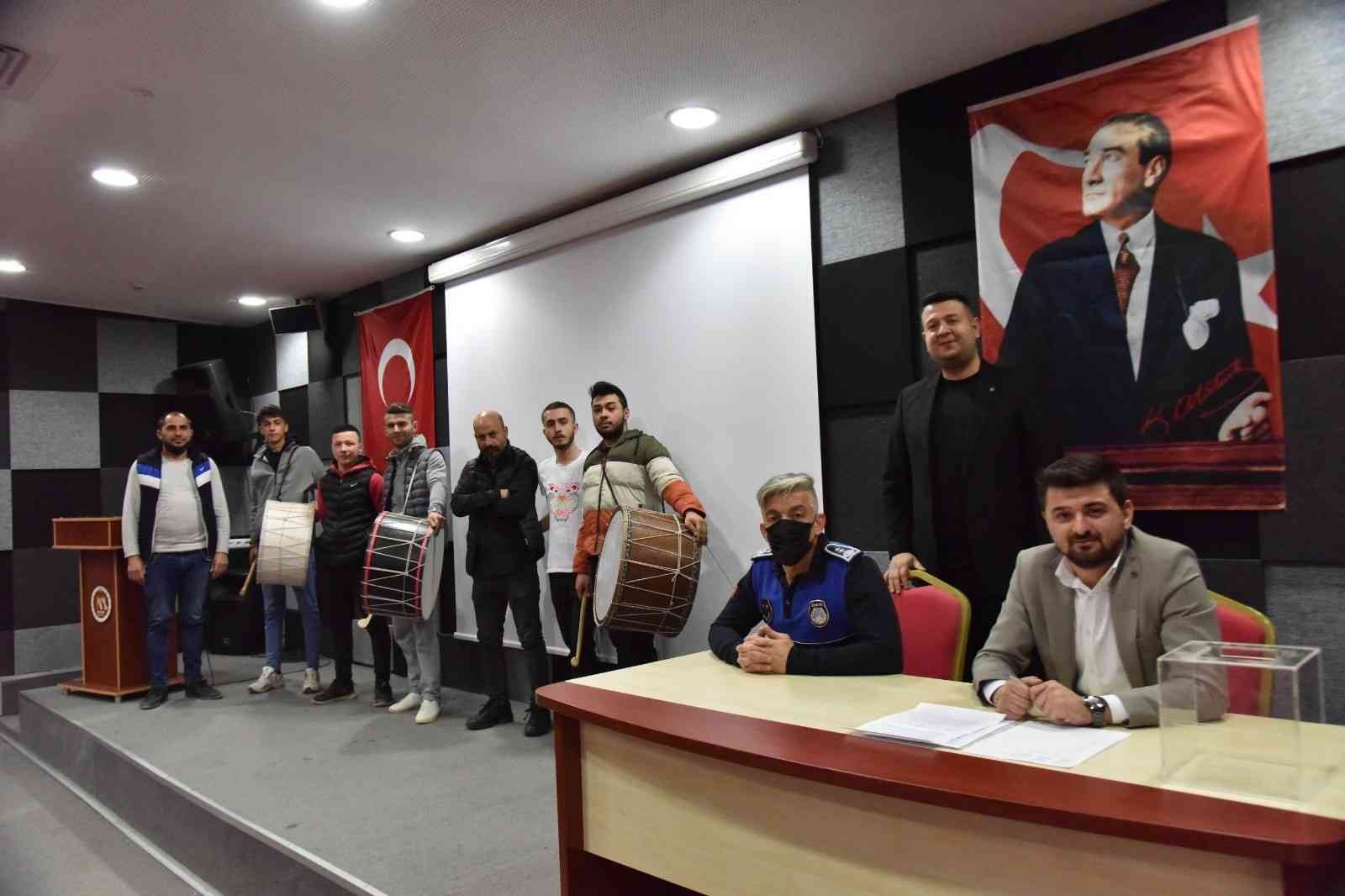 Ramazan öncesi davulcular maniler eşliğinde hünerlerini sergiledi Bilecik’te yaklaşan ramazan ayı öncesi davulcular maniler eşliğinde hünerlerini sergiledi. Bilecik’te her yıl olduğu gibi bu ramazan ayında da ...