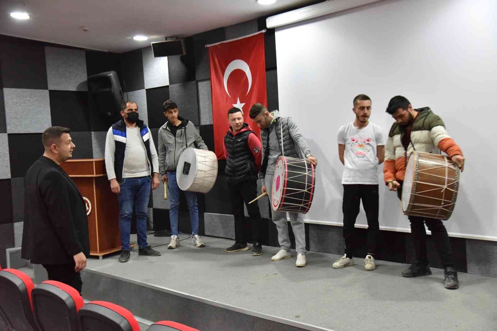 Ramazan öncesi davulcular maniler eşliğinde hünerlerini sergiledi Bilecik’te yaklaşan ramazan ayı öncesi davulcular maniler eşliğinde hünerlerini sergiledi. Bilecik’te her yıl olduğu gibi bu ramazan ayında da ...