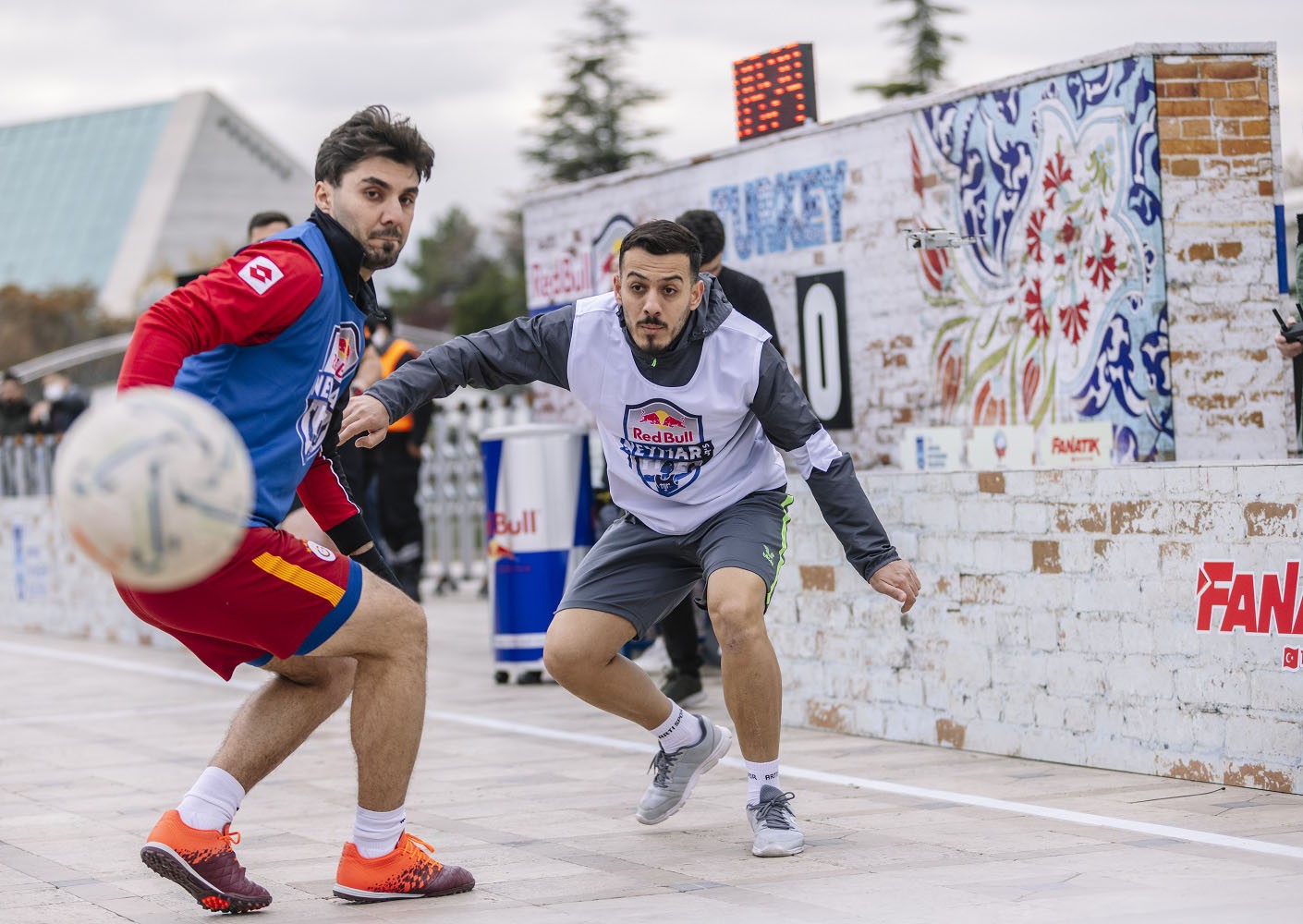 Red Bull Neymar Jr.’s Five heyecanı yeniden başlıyor Dünyaca ünlü Brezilyalı futbolcu Neymar Jr.’ın ismiyle düzenlenen Red Bull Neymar Jr.’s Five, sokak futbolu kültürünü yaşatmak için yeniden ...