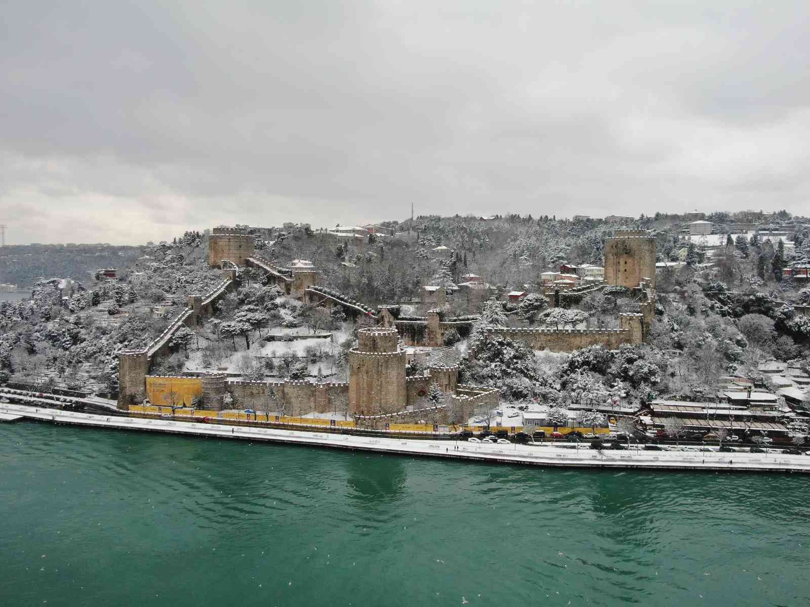 İstanbul’da etkili olan kar yağışının ardından kent beyaza bürünürken, Rumeli Hisarı’nda oluşan kartpostallık manzara havadan görüntülendi ...