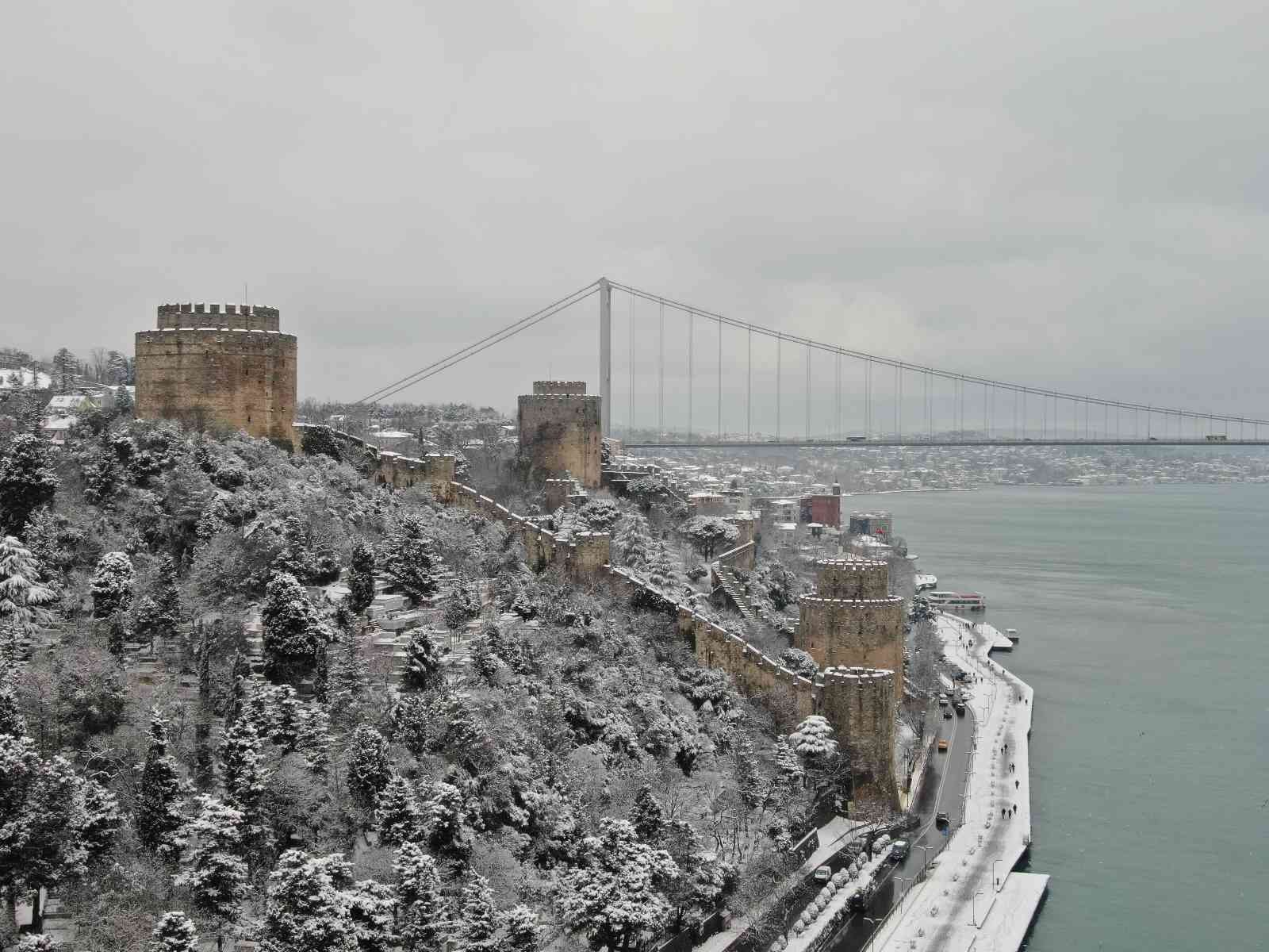 İstanbul’da etkili olan kar yağışının ardından kent beyaza bürünürken, Rumeli Hisarı’nda oluşan kartpostallık manzara havadan görüntülendi ...
