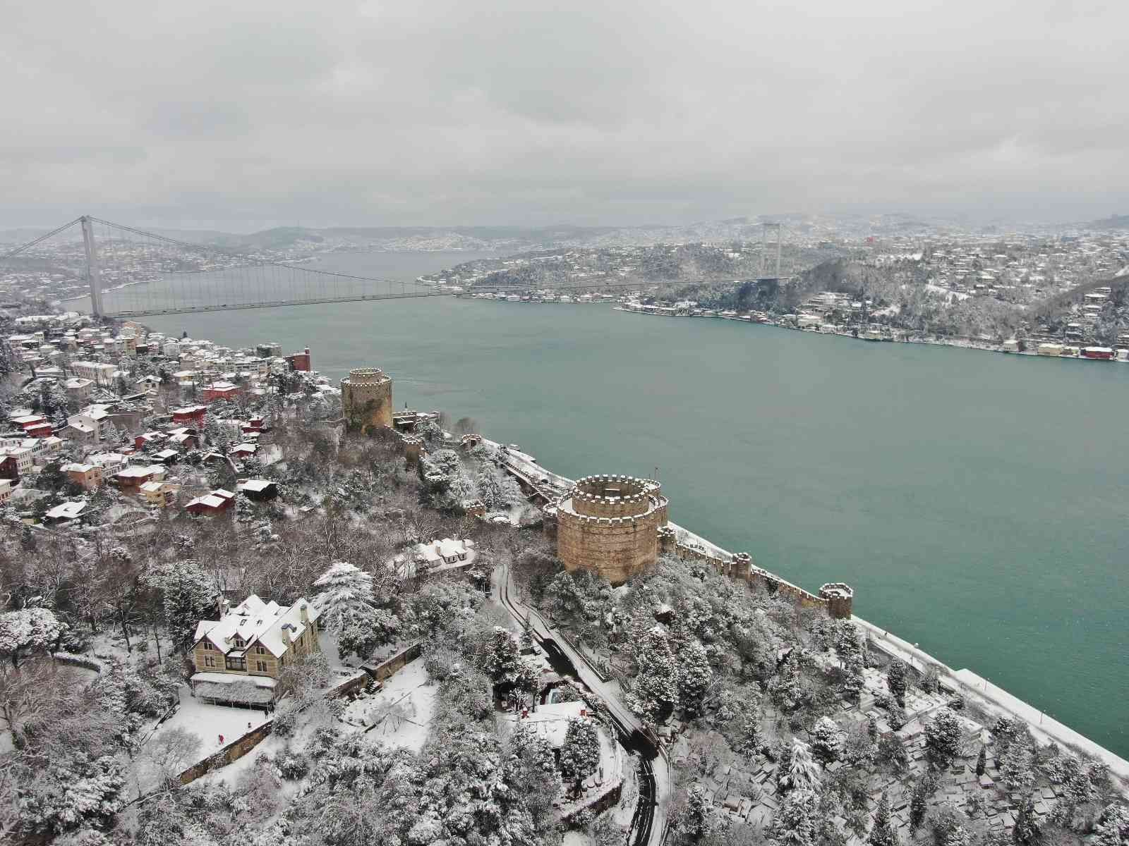 İstanbul’da etkili olan kar yağışının ardından kent beyaza bürünürken, Rumeli Hisarı’nda oluşan kartpostallık manzara havadan görüntülendi ...