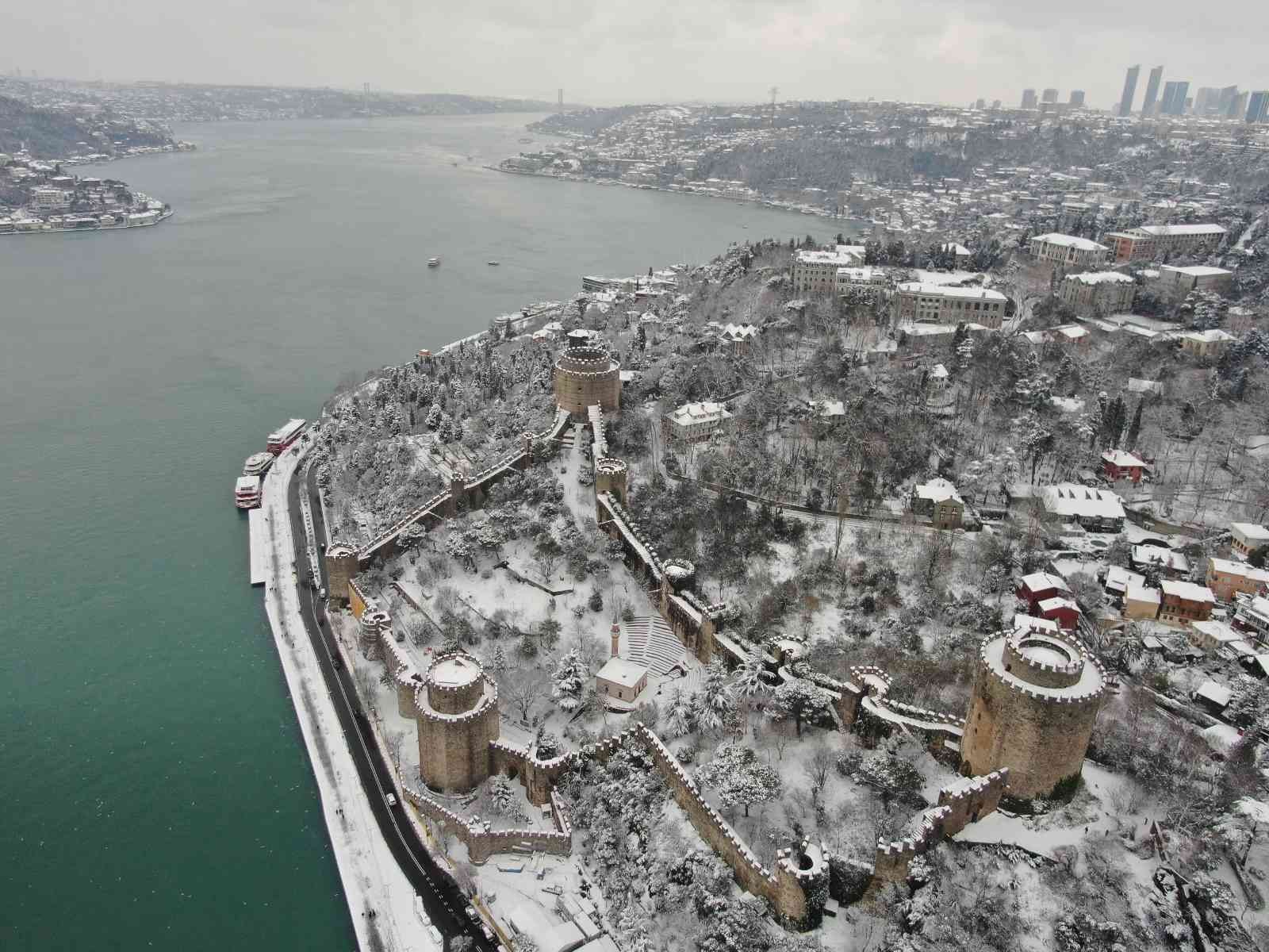 İstanbul’da etkili olan kar yağışının ardından kent beyaza bürünürken, Rumeli Hisarı’nda oluşan kartpostallık manzara havadan görüntülendi ...