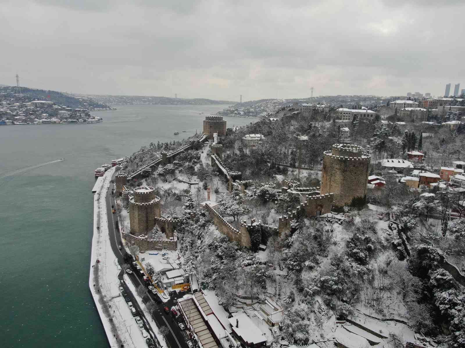 İstanbul’da etkili olan kar yağışının ardından kent beyaza bürünürken, Rumeli Hisarı’nda oluşan kartpostallık manzara havadan görüntülendi ...