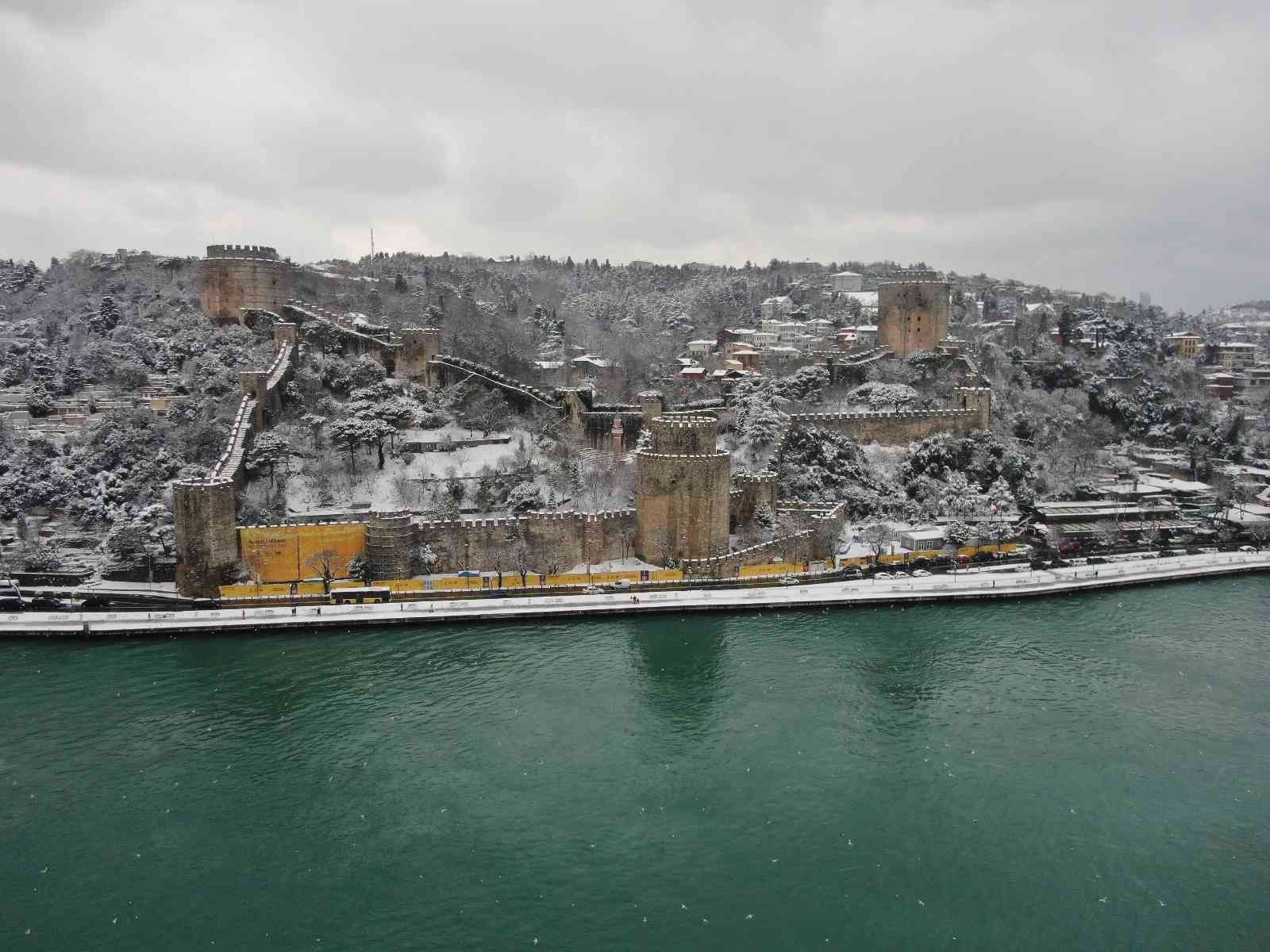 İstanbul’da etkili olan kar yağışının ardından kent beyaza bürünürken, Rumeli Hisarı’nda oluşan kartpostallık manzara havadan görüntülendi ...