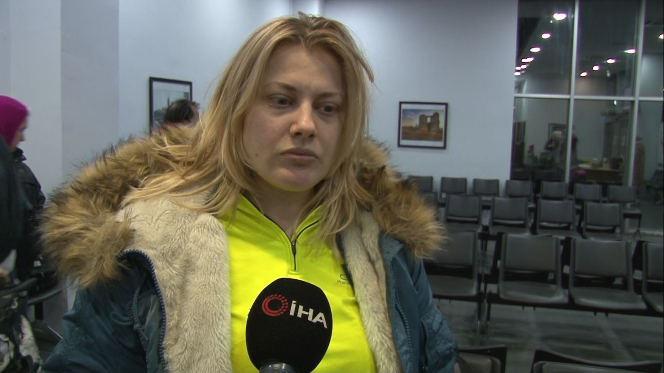 Rus saldırısından kaçan Ukraynalı vatandaşların Türkiye’ye gelişleri devam ediyor Rus saldırısı sonrası can güvenliğini korumak için Ukraynalı vatandaşlar Türkiye’ye gelmeye devam ediyor. Bazı vatandaşlar ise Türkiye’de kocası ...