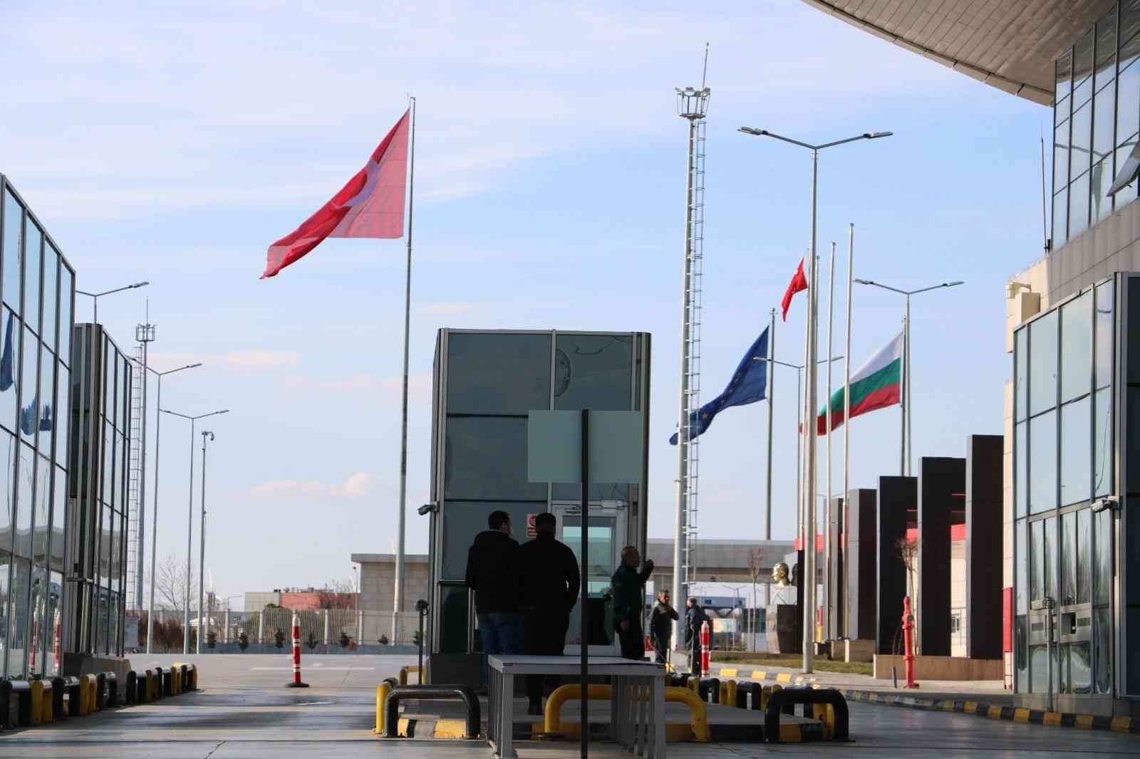 Rus saldırısından kaçan Ukraynalı vatandaşların Türkiye’ye gelişleri devam ediyor Rus saldırısı sonrası can güvenliğini korumak için Ukraynalı vatandaşlar Türkiye’ye gelmeye devam ediyor. Bazı vatandaşlar ise Türkiye’de kocası ...