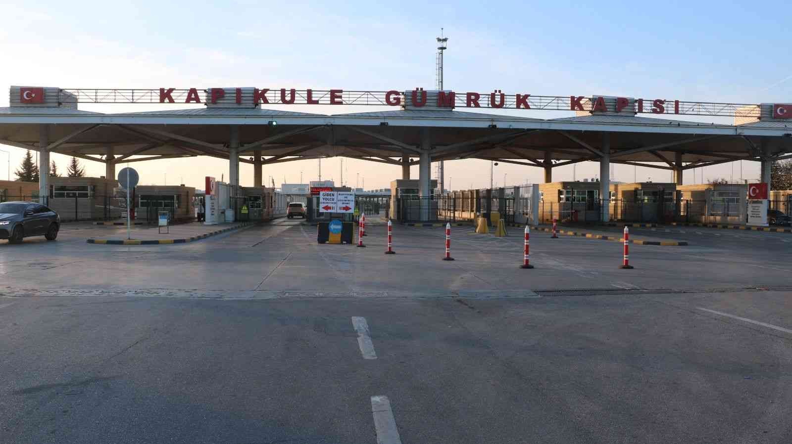 Rus saldırısından kaçan Ukraynalı vatandaşların Türkiye’ye gelişleri devam ediyor Rus saldırısı sonrası can güvenliğini korumak için Ukraynalı vatandaşlar Türkiye’ye gelmeye devam ediyor. Bazı vatandaşlar ise Türkiye’de kocası ...