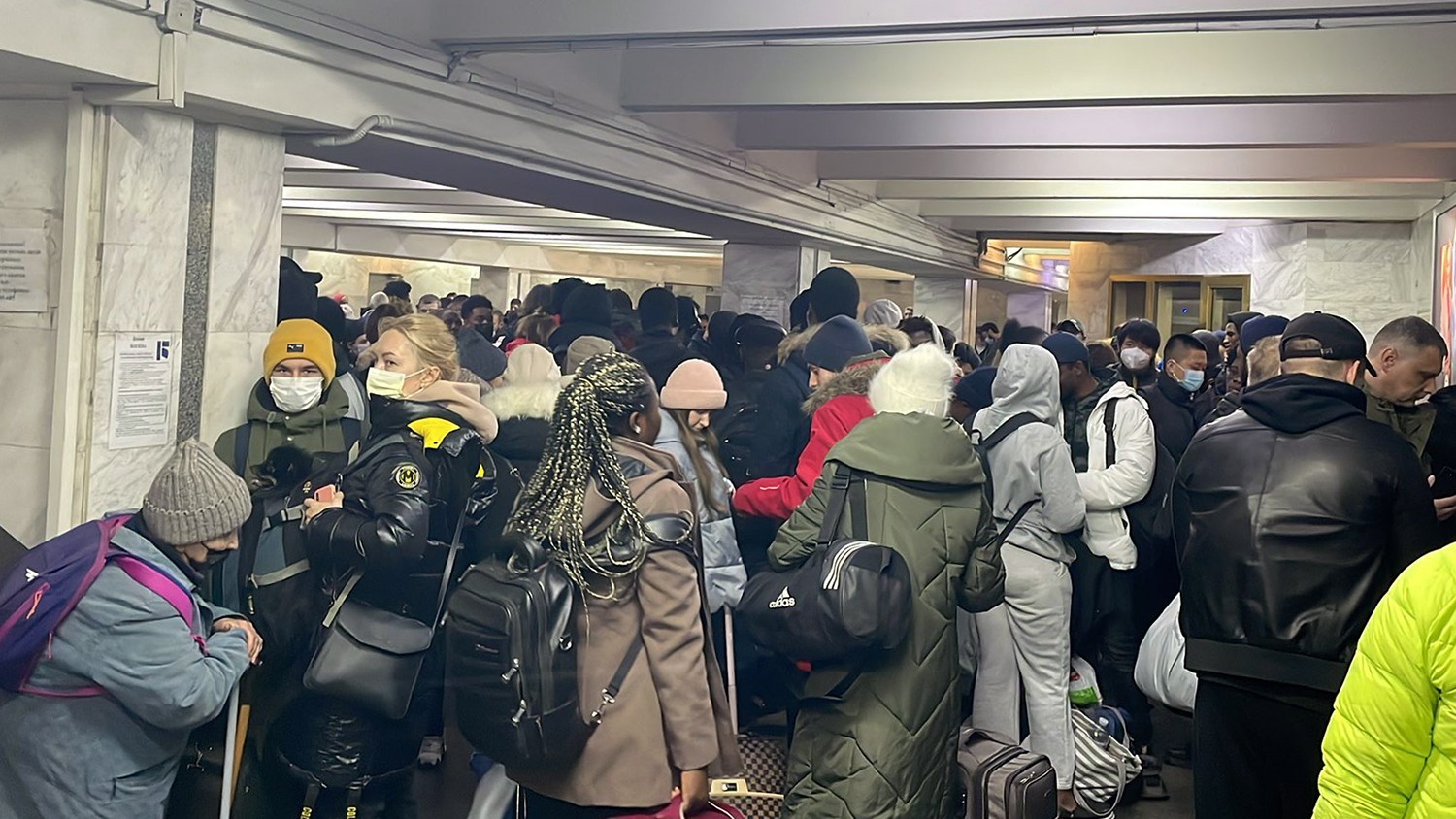 Rusya-Ukrayna savaşında mahsur kalan Türk öğrenci memleketine döndü Rusya-Ukrayna savaşının başlamasının ardından bölgede mahsur kalan Sakaryalı öğrenci, tren ile Romanya üzerinden Türkiye’ye giriş yaptı ...