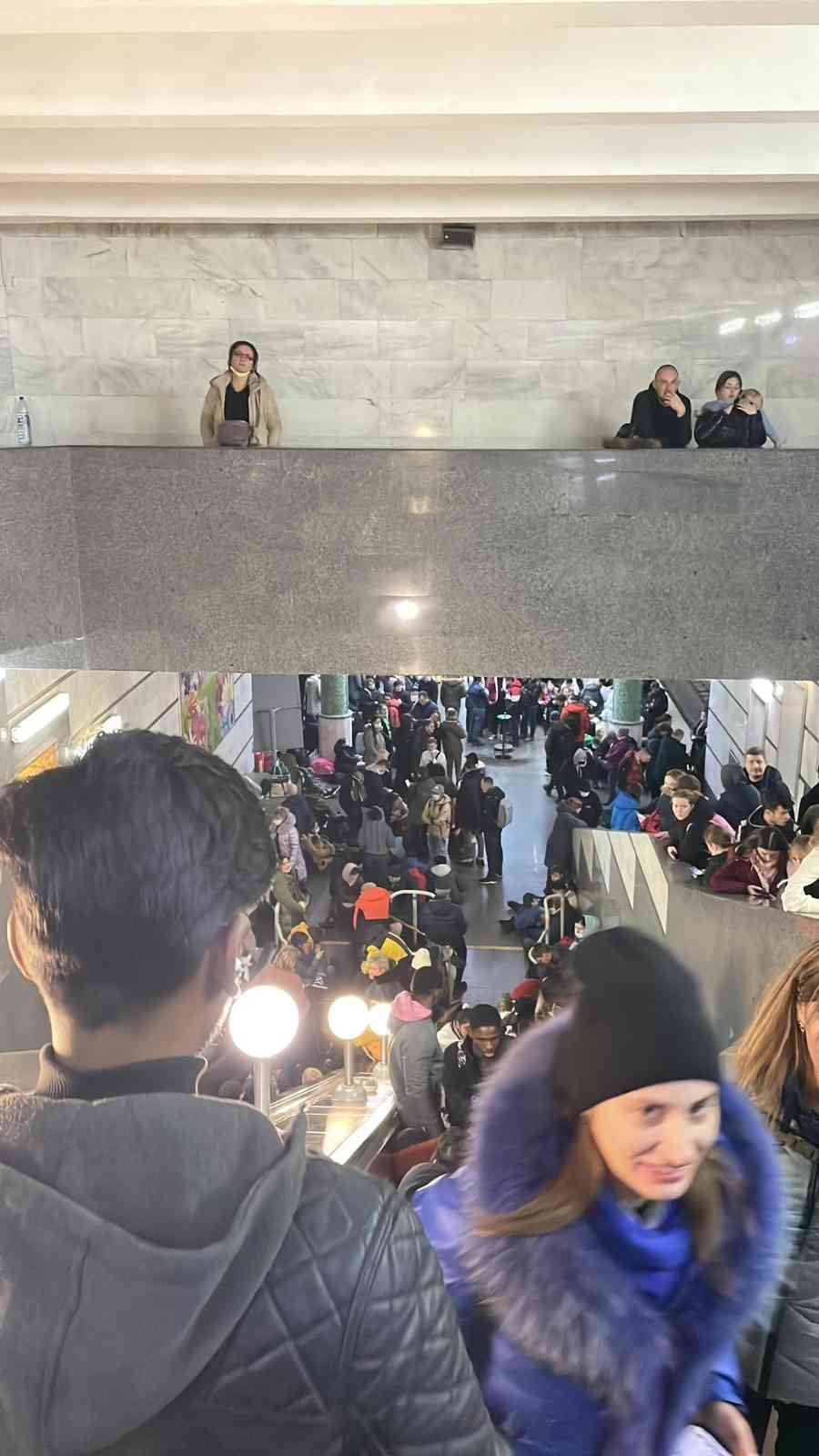 Rusya-Ukrayna savaşında mahsur kalan Türk öğrenci memleketine döndü Rusya-Ukrayna savaşının başlamasının ardından bölgede mahsur kalan Sakaryalı öğrenci, tren ile Romanya üzerinden Türkiye’ye giriş yaptı ...