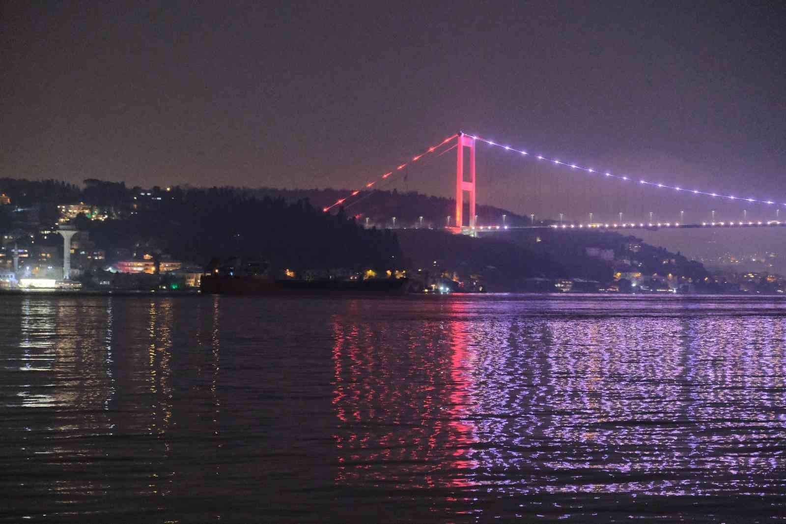 Rusya’dan ayçiçek yağı taşıyan gemi İstanbul’a ulaştı Rusya’nın Azak Denizi Limanı’ndan yola çıkan 5 bin 753 ton ayçiçek yağı yüklü ikinci gemi de İstanbul Boğazı’na ulaştı. Rusya’nın Azak Denizi ...