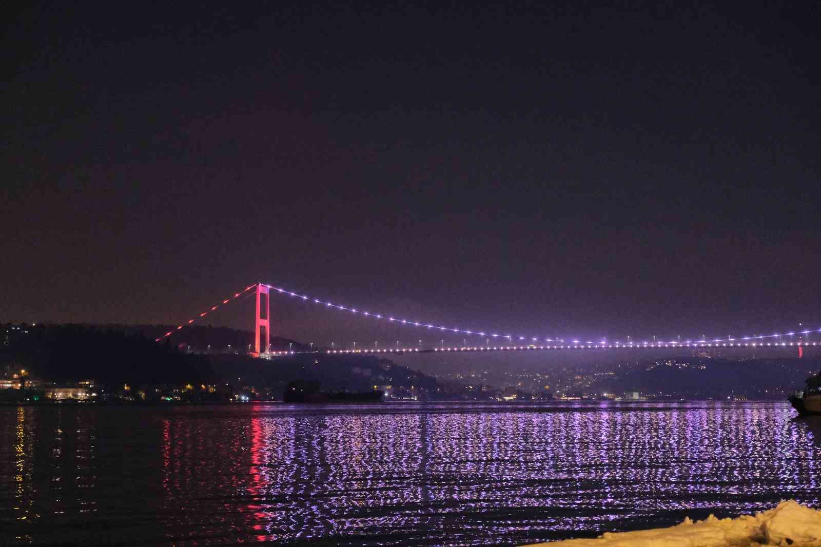 Rusya’dan ayçiçek yağı taşıyan gemi İstanbul’a ulaştı Rusya’nın Azak Denizi Limanı’ndan yola çıkan 5 bin 753 ton ayçiçek yağı yüklü ikinci gemi de İstanbul Boğazı’na ulaştı. Rusya’nın Azak Denizi ...