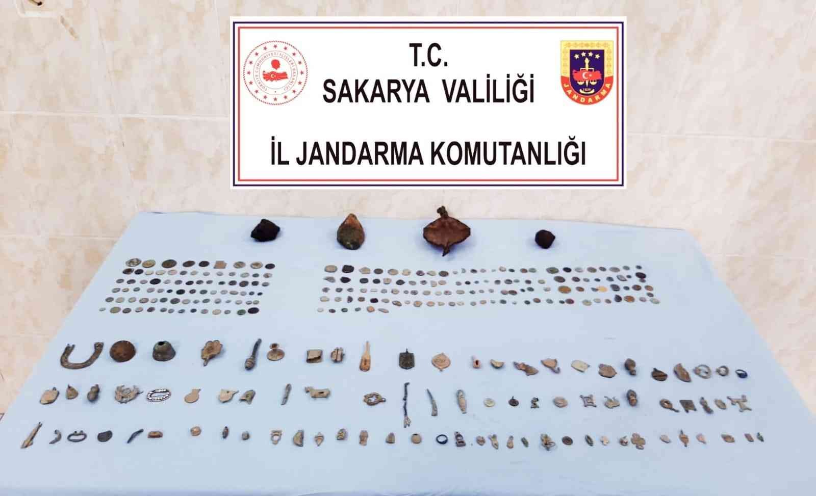 Sakarya’da 201 adet tarihi sikke ele geçirildi: 2 gözaltı Sakarya’nın Pamukova ilçesinde jandarma ekiplerince gerçekleştirilen tarihi eser operasyonunda 201 adet sikke ele geçirilirken 2 şüpheli ...