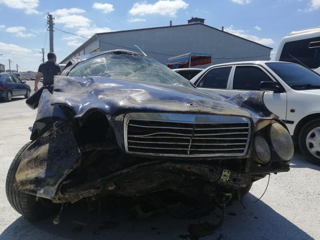 Sakarya’da ‘change araç’ operasyonu: 1 gözaltı Kaza yapan ve perte ayrılacak derecede hasarlı hale gelen araçların motor ve şase numaralarını, yurtdışından getirilen araçlardakilerle ...