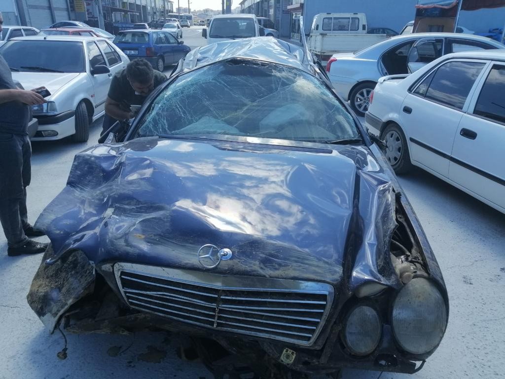 Sakarya’da ‘change araç’ operasyonu: 1 gözaltı Kaza yapan ve perte ayrılacak derecede hasarlı hale gelen araçların motor ve şase numaralarını, yurtdışından getirilen araçlardakilerle ...