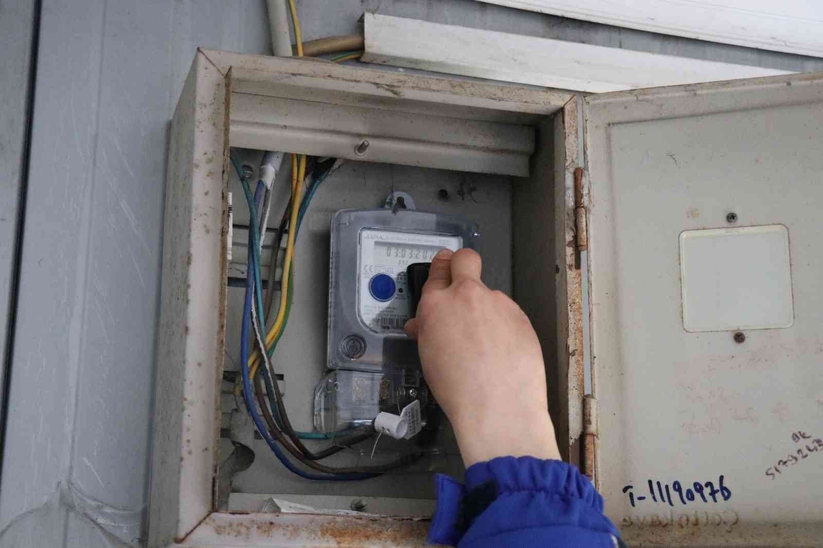 Sakarya’da elektrik sayaç okuyucu tek kadın olarak çalışan Selinay İşler: Sakarya’da elektrik dağıtım şirketinde sayaç okuma bölümünde tek kadın olarak görev yapan 20 yaşındaki Selinay İşler, yağmur ve çamura aldırış ...