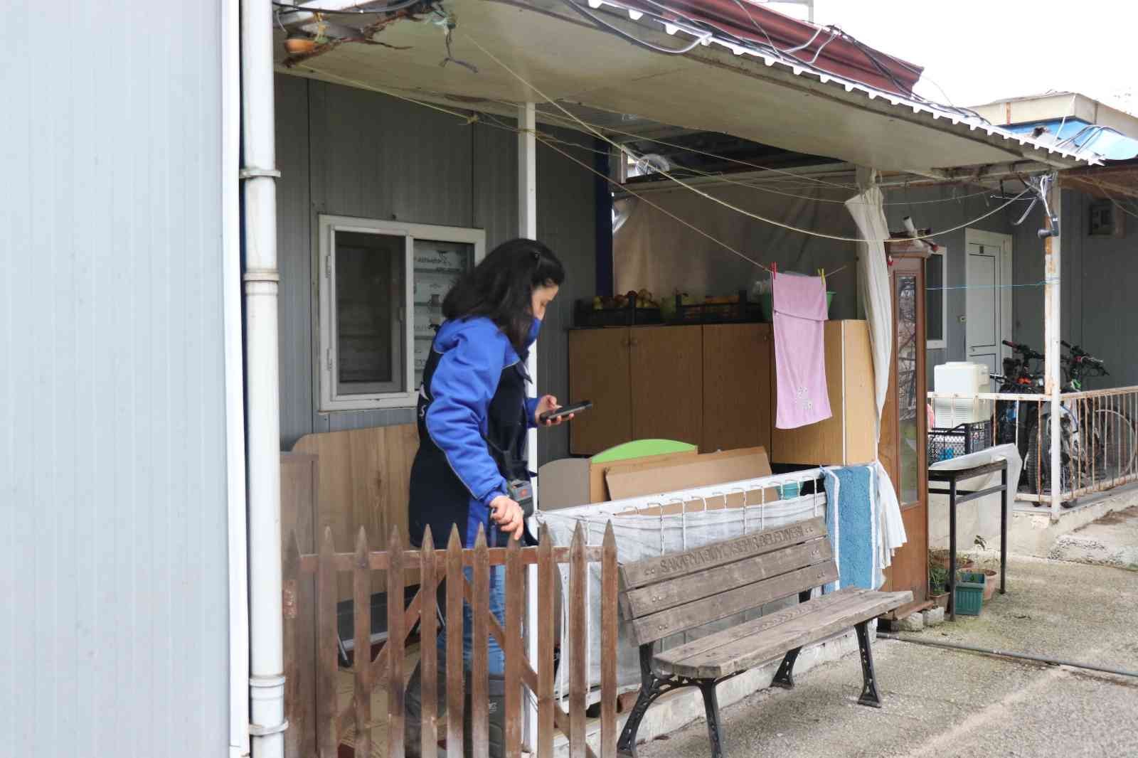 Sakarya’da elektrik sayaç okuyucu tek kadın olarak çalışan Selinay İşler: Sakarya’da elektrik dağıtım şirketinde sayaç okuma bölümünde tek kadın olarak görev yapan 20 yaşındaki Selinay İşler, yağmur ve çamura aldırış ...