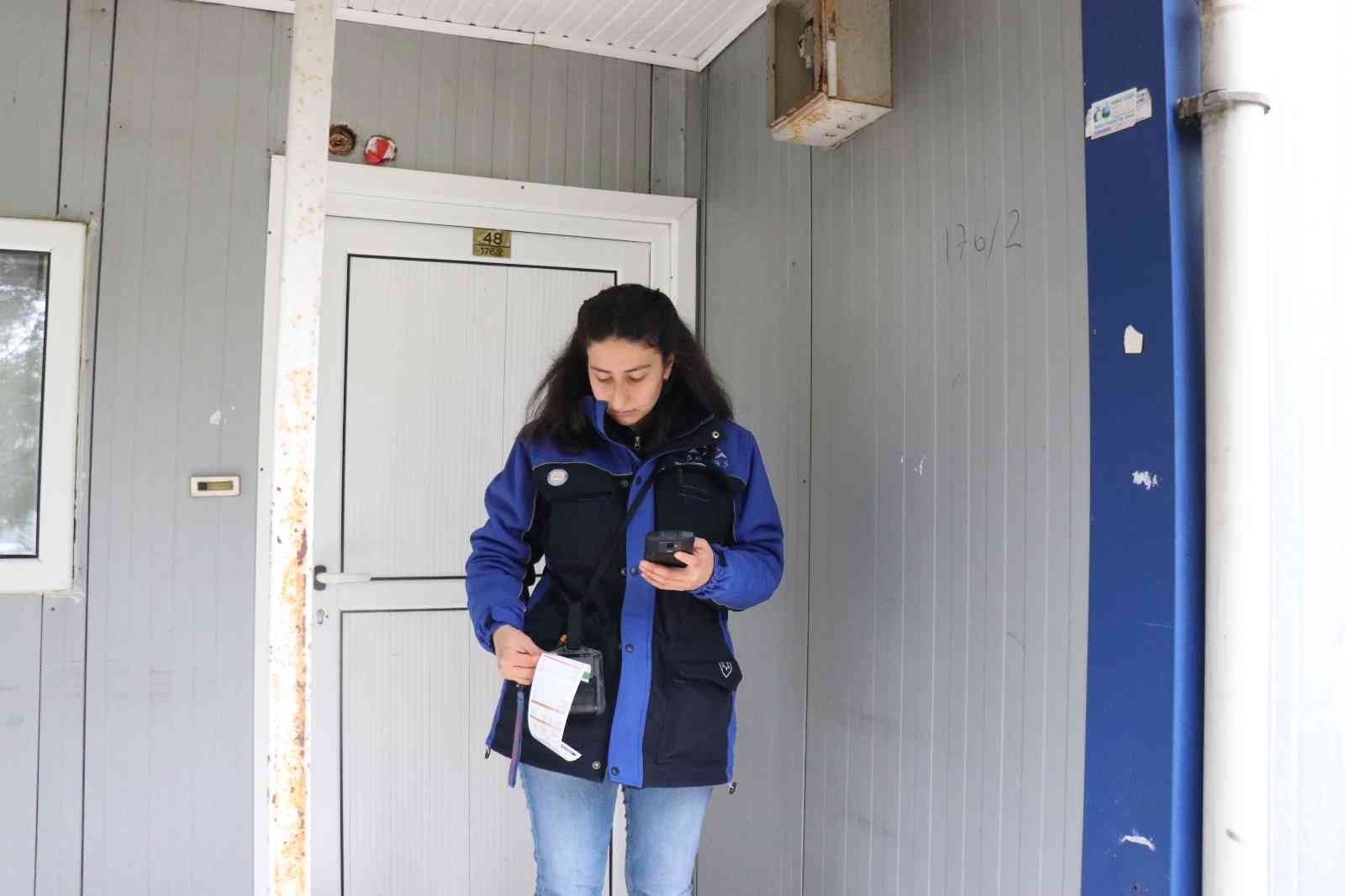 Sakarya’da elektrik sayaç okuyucu tek kadın olarak çalışan Selinay İşler: Sakarya’da elektrik dağıtım şirketinde sayaç okuma bölümünde tek kadın olarak görev yapan 20 yaşındaki Selinay İşler, yağmur ve çamura aldırış ...