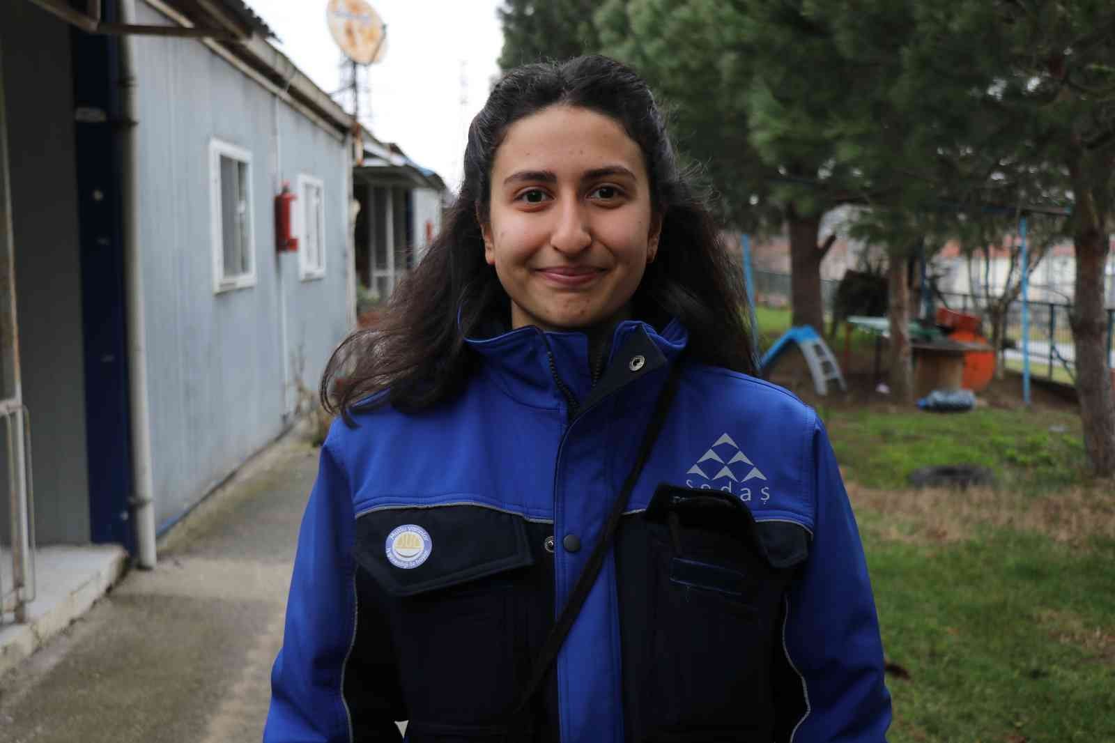 Sakarya’da elektrik sayaç okuyucu tek kadın olarak çalışan Selinay İşler: Sakarya’da elektrik dağıtım şirketinde sayaç okuma bölümünde tek kadın olarak görev yapan 20 yaşındaki Selinay İşler, yağmur ve çamura aldırış ...