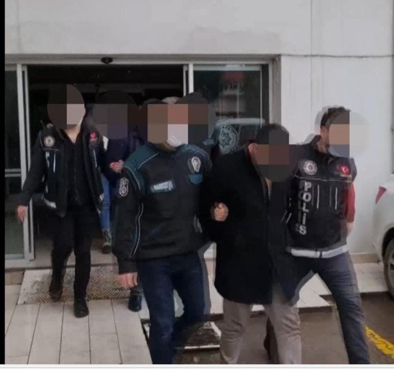 Sakarya’da uyuşturucuya geçit yok: 2 tutuklama Sakarya’da uyuşturucu ticaretini önlemek amacıyla gerçekleştirilen operasyonda gözaltına alınan 2 şüpheli çıkarıldığı mahkemece tutuklanarak ...