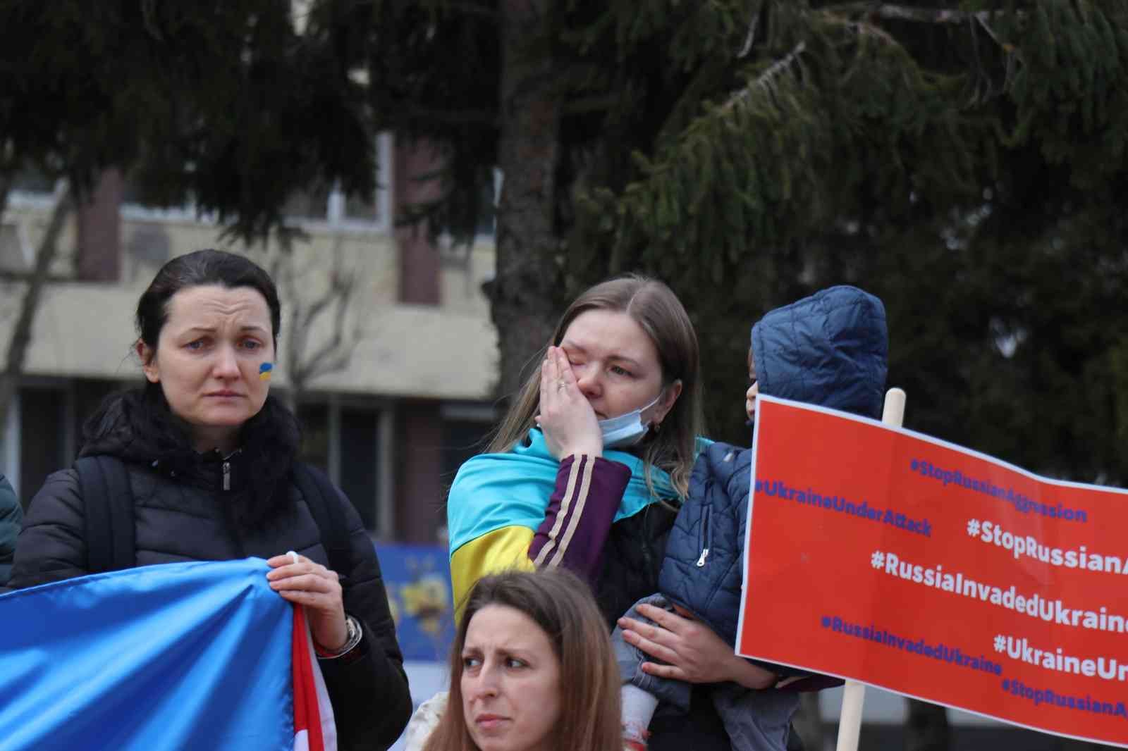 Sakarya’dan Rusya’ya gözyaşlarıyla seslendiler Rusya-Ukrayna savaşının başlamasının ardından Sakarya’da yaşayan Ukrayna vatandaşları Rusya’ya tepki gösterdi. Ukrayna’daki aileleri ve ...