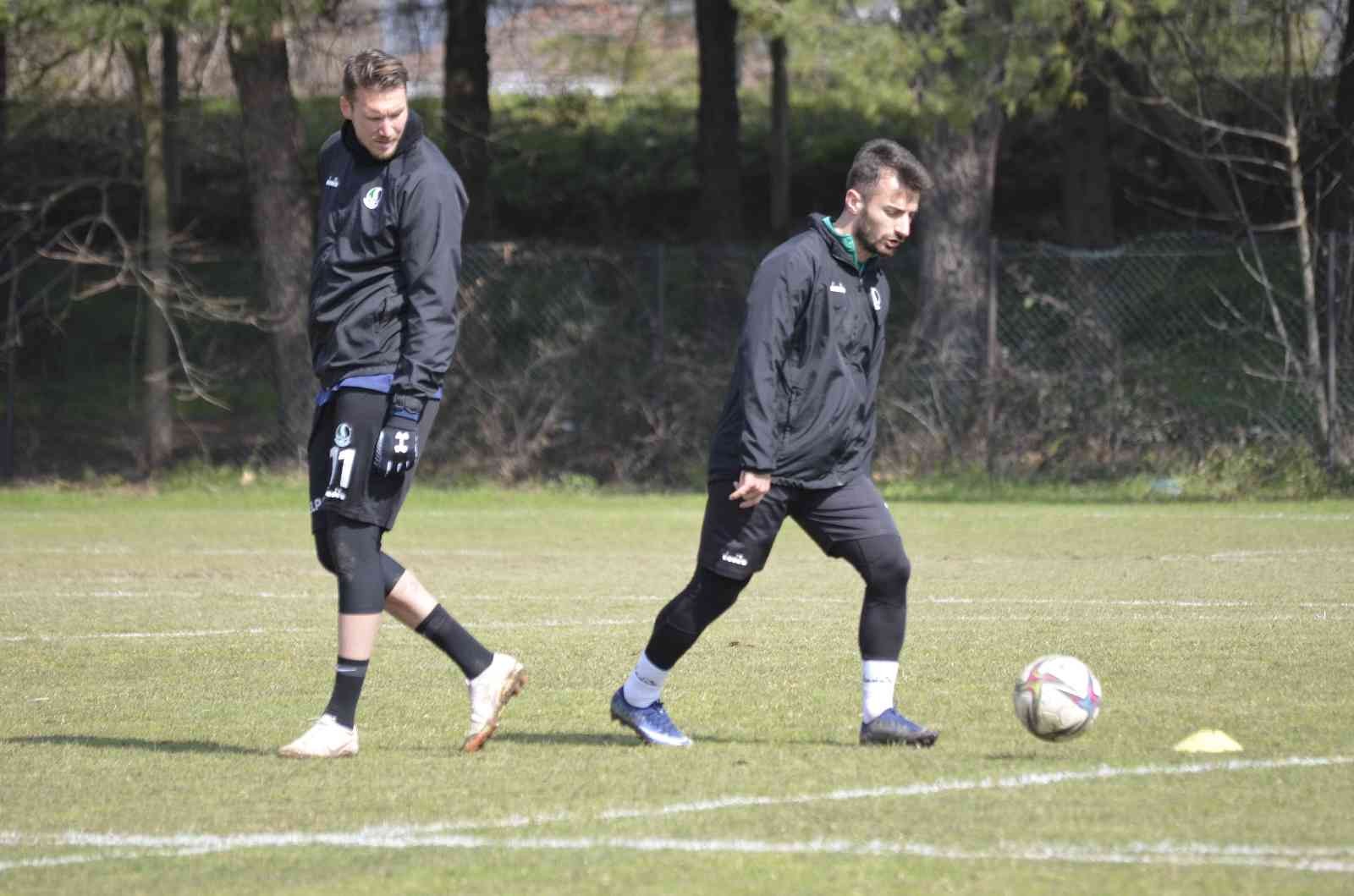 Sakaryaspor, Adıyaman FK mesaisinde TFF 2. Lig Kırmızı Grup’ta 65 puanla lider durumda bulunan Sakaryaspor, olumsuz hava şartları sebebiyle ertelenen Adıyaman FK maçı hazırlıklarını ...