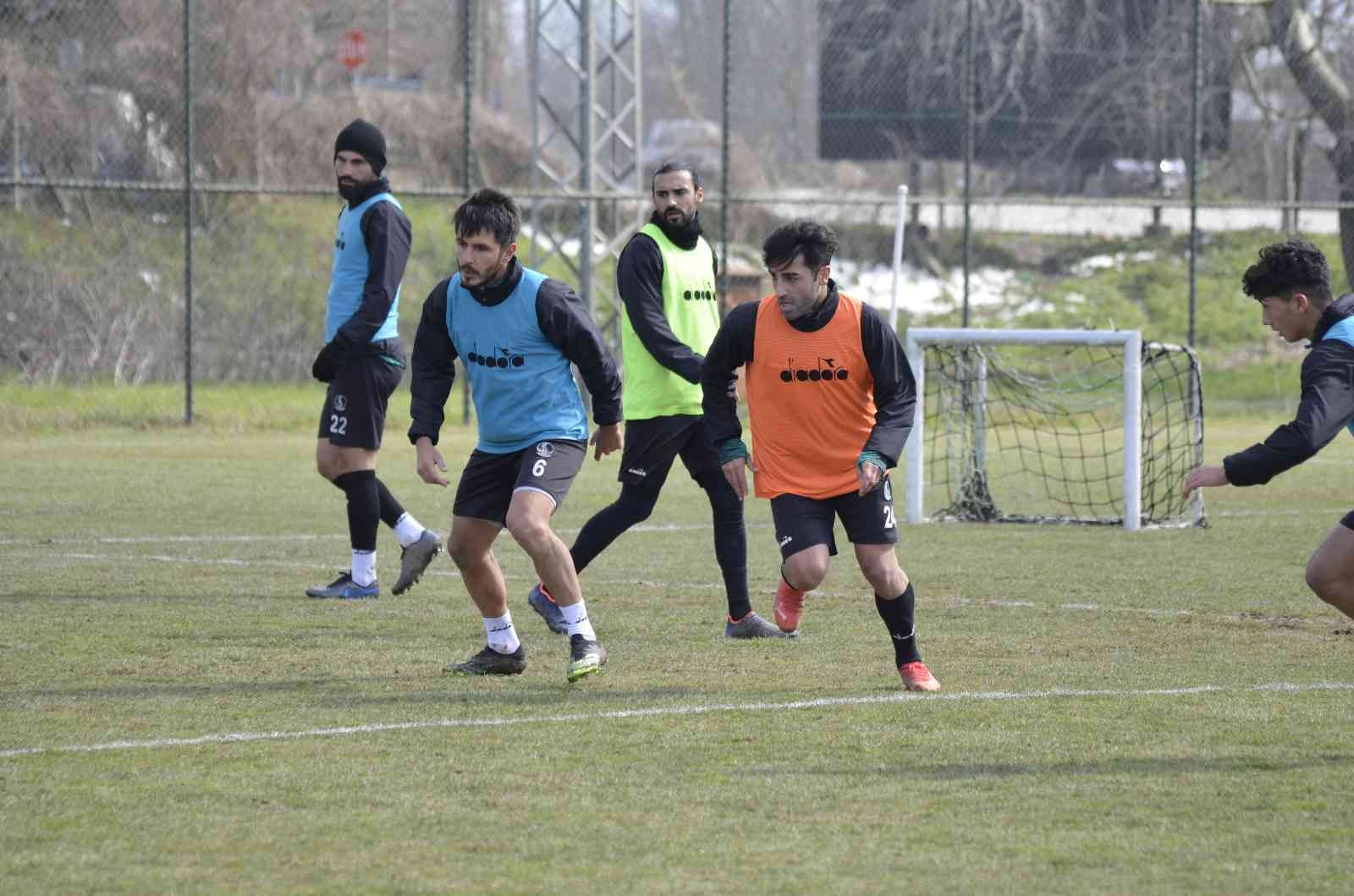 Sakaryaspor, Adıyaman FK mesaisinde TFF 2. Lig Kırmızı Grup’ta 65 puanla lider durumda bulunan Sakaryaspor, olumsuz hava şartları sebebiyle ertelenen Adıyaman FK maçı hazırlıklarını ...